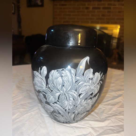 Gorgeous black & white floral ginger jar w/ lid vase decoractive accent piece - Picture 1 of 4